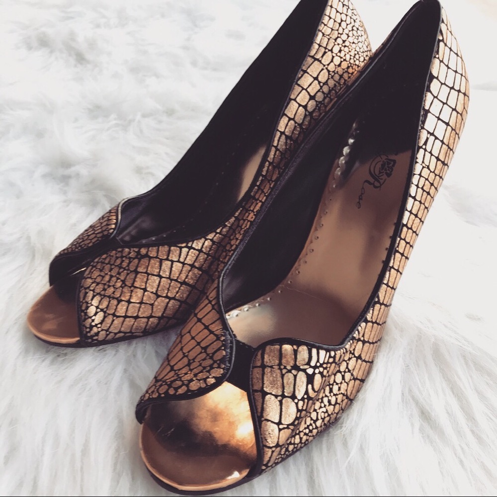 Vintage Black & Gold Wildrose heels